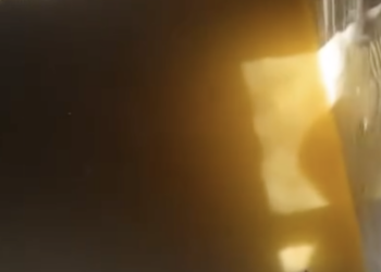 Kompania private shkallmon tubacionet e ujit te “Komuna e Parisit” në Tiranë, llumi pushton depozitat e pallateve